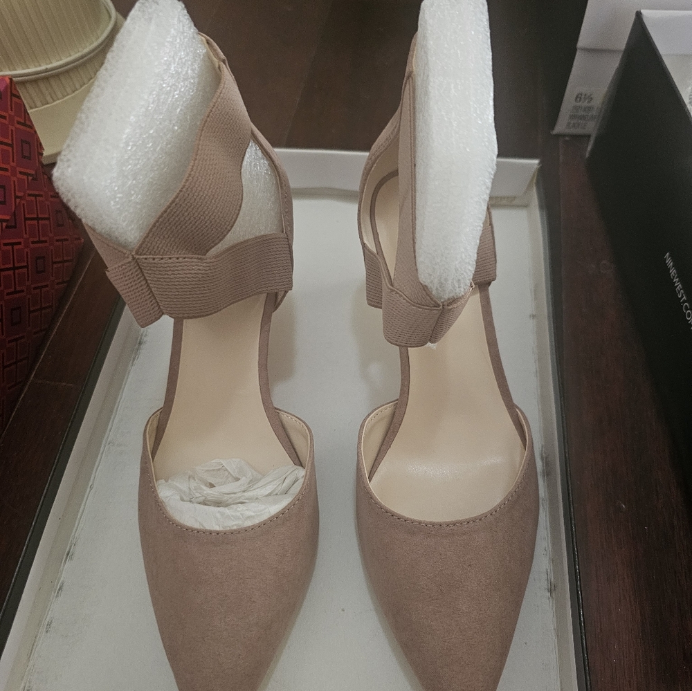 Nine west suede pump